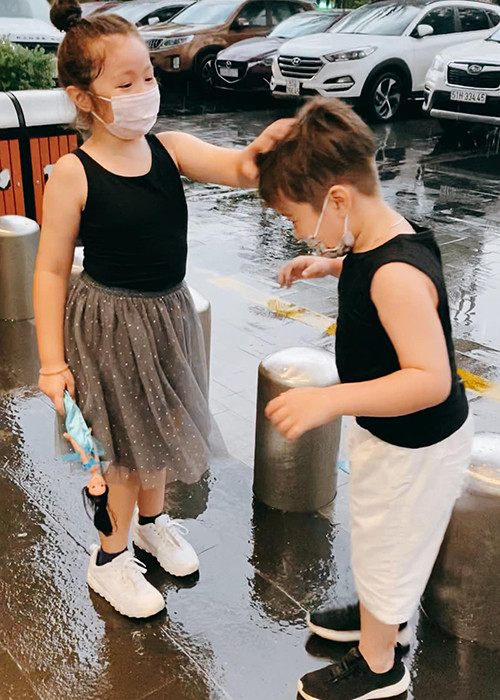 Ngay từ nhỏ, con gái của Elly Trần đã ra dáng làm chị.