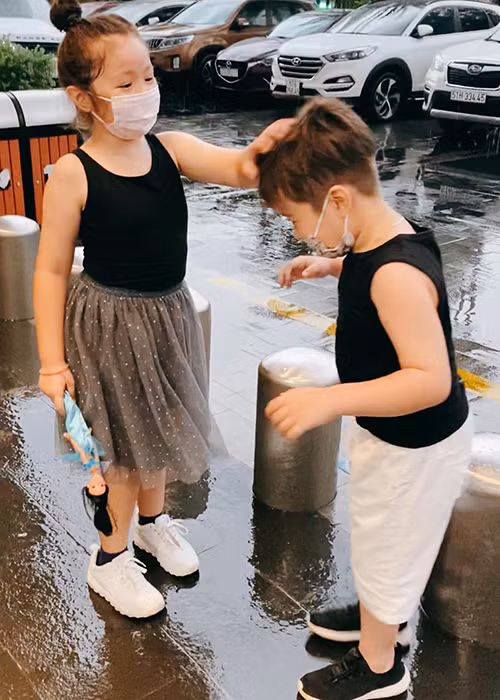 Ngay từ nhỏ, con gái của Elly Trần đã ra dáng làm chị.