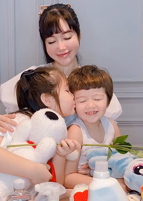 Elly Trần tiết lộ, con gái có tính cách mạnh mẽ, thích quấn mẹ. Nhiều khán giả còn khen ngợi bé Mộc Trà vì cô nhóc thông minh, lanh lợi, biết cách thể hiện tình cảm với mẹ.