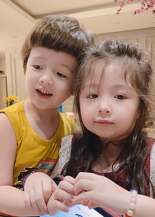 Bé Túc Mạch cũng mang vẻ đẹp lai Tây, đáng yêu không kém Mộc Trà.