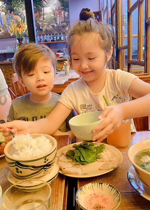 Bé Mộc Trà được mẹ dạy tự lập trong việc ăn uống, sinh hoạt thường ngày.