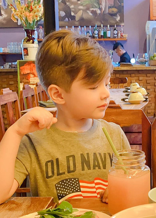 Nhiều cư dân mạng xuýt xoa trước góc nghiêng của bé Túc Mạch.