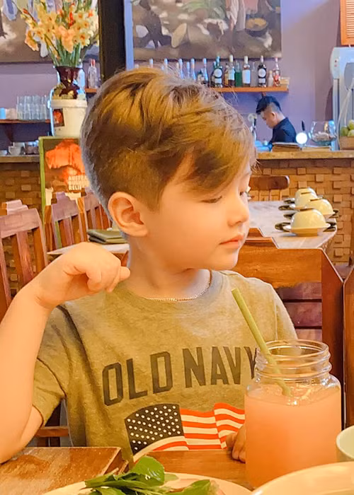 Nhiều cư dân mạng xuýt xoa trước góc nghiêng của bé Túc Mạch.