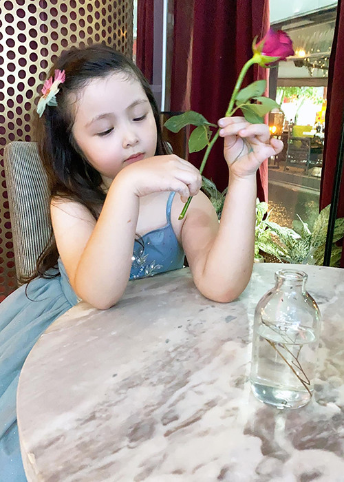 Vẻ lai Tây như thiên thần của Mộc Trà đốn tim cư dân mạng.