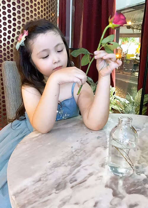 Vẻ lai Tây như thiên thần của Mộc Trà đốn tim cư dân mạng.