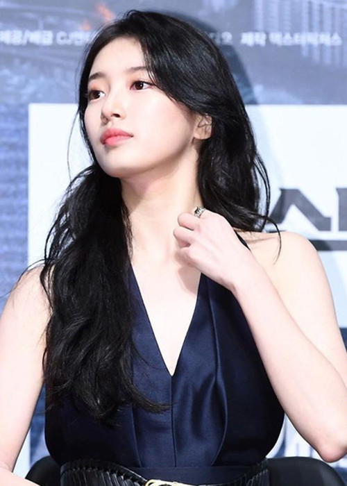 Suzy gợi cảm không kém cạnh Park Min Young và Jung Sora. Ảnh: The Fact