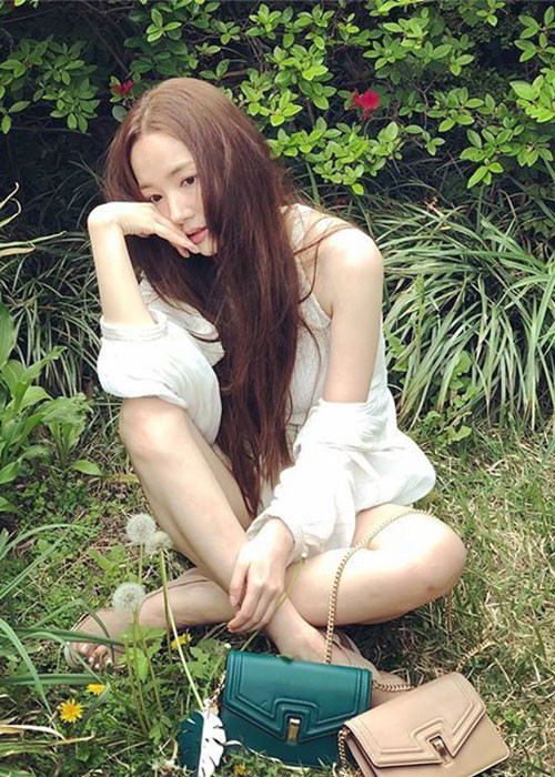 Park Min Young sinh năm 1986. Nhờ dao kéo thành công, nữ diễn viên ngày càng xinh đẹp.