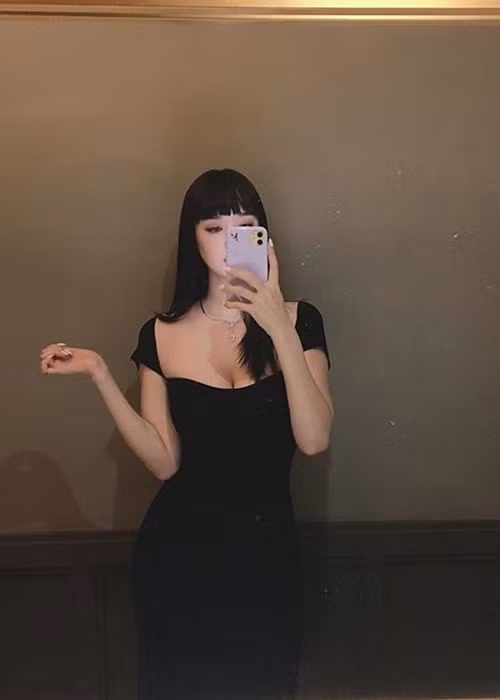 Người đẹp sinh năm 1991 có gia thế khủng khi là con gái của cựu Chủ tịch Phòng thương mại Hàn Quốc tại Thượng Hải.