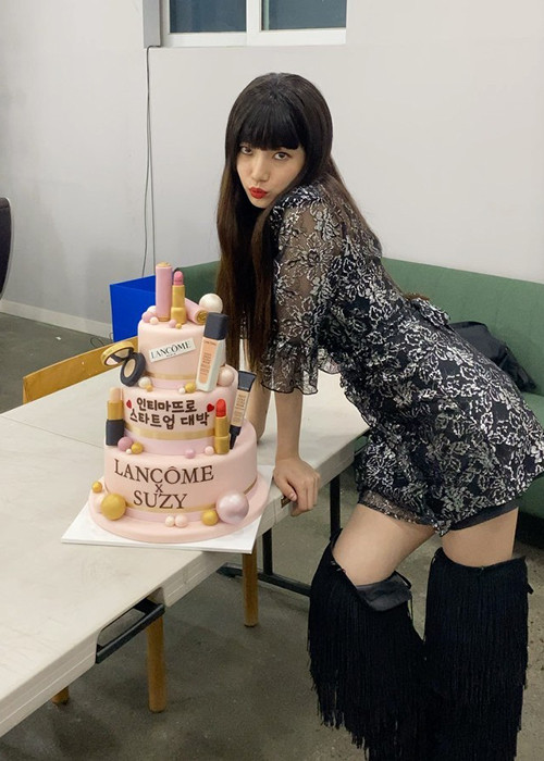 Sau khi chia tay Lee Min Ho, Suzy hẹn hò Lee Dong Wook. Tuy nhiên, chuyện tình này "sớm nở, tối tàn".