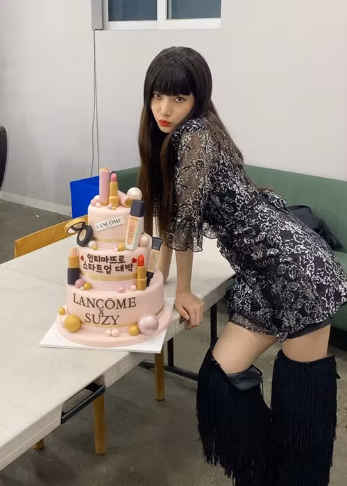 Sau khi chia tay Lee Min Ho, Suzy hẹn hò Lee Dong Wook. Tuy nhiên, chuyện tình này "sớm nở, tối tàn".