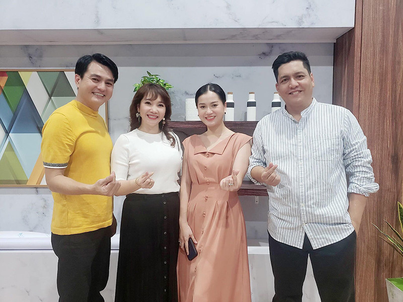 Cao Minh Đạt từng tâm sự mong muốn có con khi đã 45 tuổi. "Chúng tôi đang khát khao có thêm một thành viên nữa trong nhà. Cũng may, hai bên nội ngoại gia đình đồng cảm với nghề diễn đi sớm về khuya của tôi nên không thúc ép chuyện sinh con", nam diễn viên cho hay.