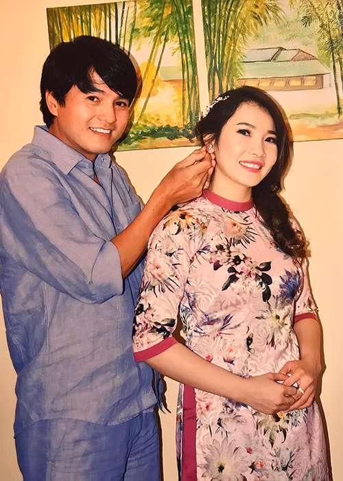 Trên Zing, Cao Minh Đạt từng cho biết, vợ thật thà, hiền lành và biết chia sẻ khi anh nóng tính hoặc ít chăm lo đến cô vì mải công việc.