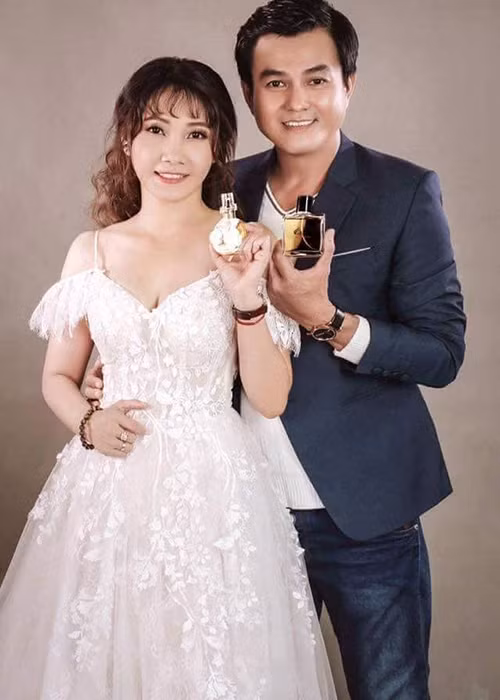 Nam diễn viên còn khen bà xã giỏi quán xuyến gia đình, đảm đang, đặc biệt nấu ăn rất ngon.