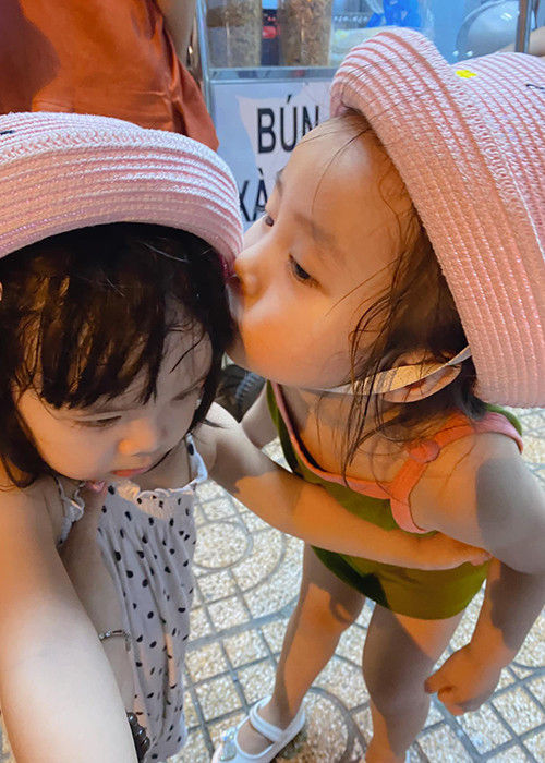 2 con gái của Bảo Ngọc và Hoài Lâm ngày càng đáng yêu.