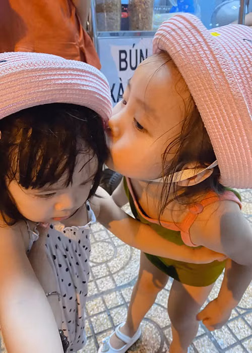 2 con gái của Bảo Ngọc và Hoài Lâm ngày càng đáng yêu.
