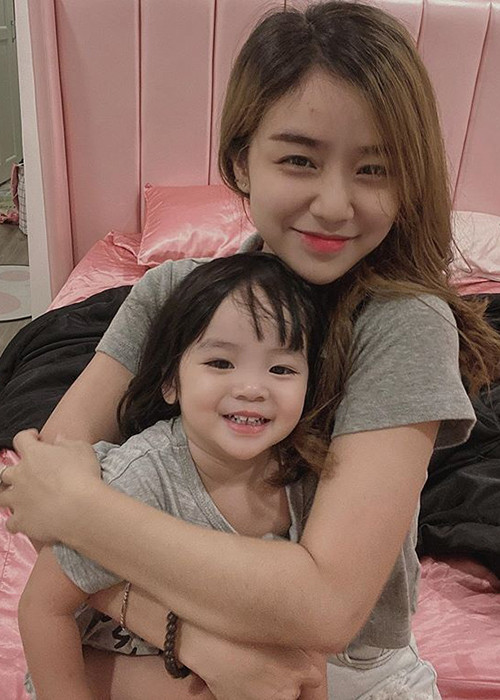 Trong khi Hoài Lâm vẫn kín tiếng, vợ cũ của nam ca sĩ - Bảo Ngọc thoải mái chia sẻ cuộc sống hậu ly hôn. Mới nhất, cô đăng ảnh bên con gái và cho biết: "Hạnh phúc đôi khi đơn giản lắm".