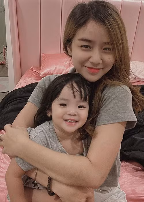 Trong khi Hoài Lâm vẫn kín tiếng, vợ cũ của nam ca sĩ - Bảo Ngọc thoải mái chia sẻ cuộc sống hậu ly hôn. Mới nhất, cô đăng ảnh bên con gái và cho biết: "Hạnh phúc đôi khi đơn giản lắm".