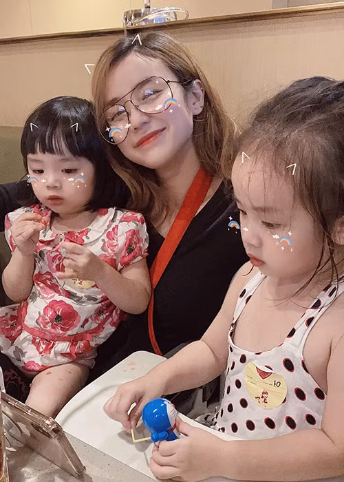 Vợ cũ của Hoài Lâm đến nay vẫn một mình chăm sóc hai con gái, không cần trợ cấp của nam ca sĩ.