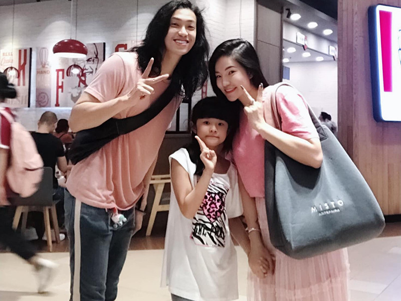 Hiền Sến dường như muốn đứng phía sau để ủng hộ Lý Phương Châu trong khi cô chọn cách sống mạnh mẽ, ra ngoài để chiến đấu.