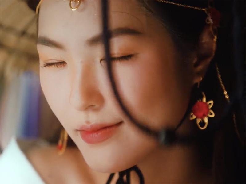 Trong MV "Hoa hải đường" của Jack, Linh Chi có tạo hình cổ trang. Ảnh: Thế giới trẻ