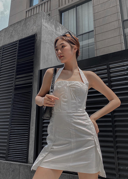 Linh Chi vẫn quyến rũ dù vòng một khá khiêm tốn.