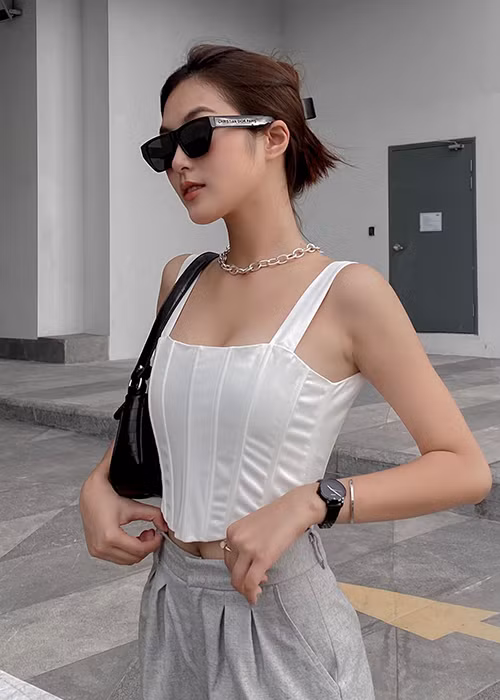 Số tài khoản theo dõi trên Facebook và Instagram của Linh Chi lên đến hơn 8 nghìn và 10 nghìn.