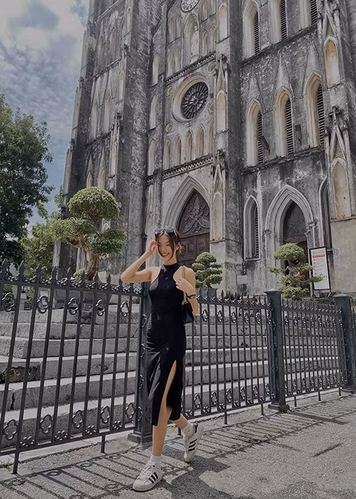 Trước khi MV "Hoa hải đường" được ra mắt, Linh Chi giữ kín hình ảnh quay sản phẩm âm nhạc.