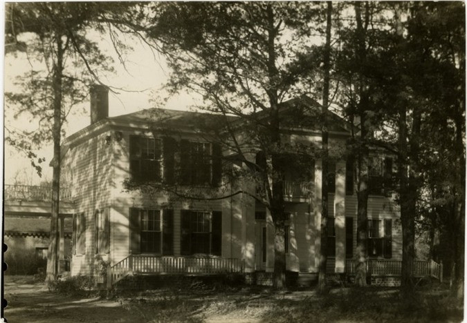 Căn nhà Rowan Oak bị ám bởi chính hồn ma chủ nhân của nó, ngài William Faulkner. Được xây dựng vào năm 1844 tại Oxford, Mississippi, Mỹ, Rowan Oak nổi tiếng với những hiện tượng siêu nhiên được cho là đã từng xảy ra tại đây. Truyền thuyết kể rằng, có người đã nhìn thấy bóng ma của William Faulkner viết chữ lên bức tường trong phòng làm việc của ông, có lúc bóng ma của ông lại đi lang thang, hù dọa những sinh viên trường Đại học Mississippi khi họ lảng vảng gần ngôi nhà vào buổi đêm.Việc đến thăm quan Rowan Oak vào buổi tối hoàn toàn bị cấm. Người phát ngôn của bảo tàng cho biết: “Không cần biết bạn có tin vào hiện tượng siêu nhiên hay không nhưng lực lượng bảo vệ của chúng tôi còn đáng sợ hơn những hồn ma đấy.”