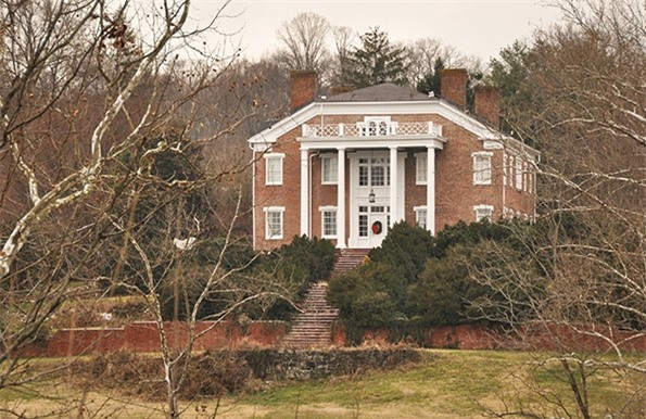 Biệt thự Rotherwood nằm bên bờ sông phía đông Tennessee, Mỹ, là nơi “sinh sống” của hai bóng ma, một buồn bã và một hung dữ. Bóng ma u sầu còn được biết đến với cái tên Người phụ nữ áo trắng. Theo truyền thuyết, đây là bóng ma của Rowena Ross Temple, con gái của chủ nhân ngôi nhà Rotherwood. Người yêu đầu tiên của Rowena không may bị chết đuối tại Holston không lâu trước đám cưới của hai người, sau đó bà kết hôn thêm 2 lần nữa nhưng cuối cùng tự tử chết tại dòng sông nơi mối tình đầu của bà chết đuối. Bóng ma mặc chiếc váy cưới màu trắng được nhìn thấy đi lang thanh quanh ngôi nhà và bờ sông để tìm kiếm vị hôn phu đã mất của mình.