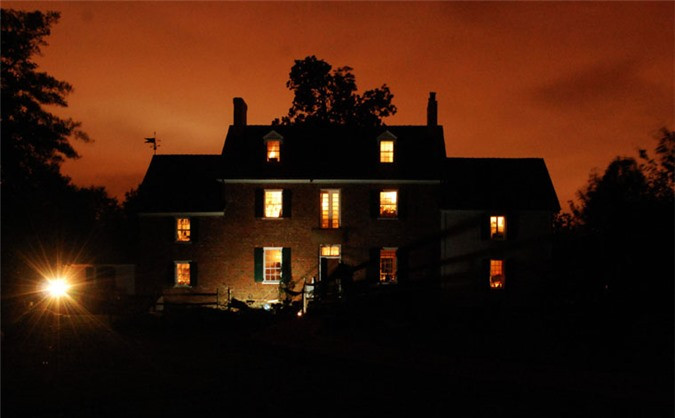 Ngôi nhà bị ma ám Ferry Plantation tại Bờ biển Virginia nổi tiếng với 11 linh hồn từng xuất hiện tại đây từ năm 1830. Theo truyền thuyết, có người đã nhìn thấy những đốm sáng bay lập lờ trên mái nhà hay một người phụ nữ trong bộ trang phục trắng ẩn hiện trong căn nhà. Những người thăm quan ngôi nhà từng chứng kiến bóng ma trẻ con ngồi chơi ở cầu thang và cửa ra vào, còn bóng ma của một người đàn ông Mỹ Phi thì đi lên, đi xuống cầu thang, đi lang thang qua phòng khách. Không ít người tò mò đã đến thăm quan Ferry Plantation, trong đó có cả những người chuyên điều tra về những hiện tượng siêu nhiên. Tuy nhiên, có người rời khỏi nơi này với nỗi ám ảnh từ những gì họ nhìn thấy nhưng cũng có nhiều khách tham quan không nhìn thấy gì mà chỉ cảm thấy một cảm giác rợn người khi đến căn nhà này.