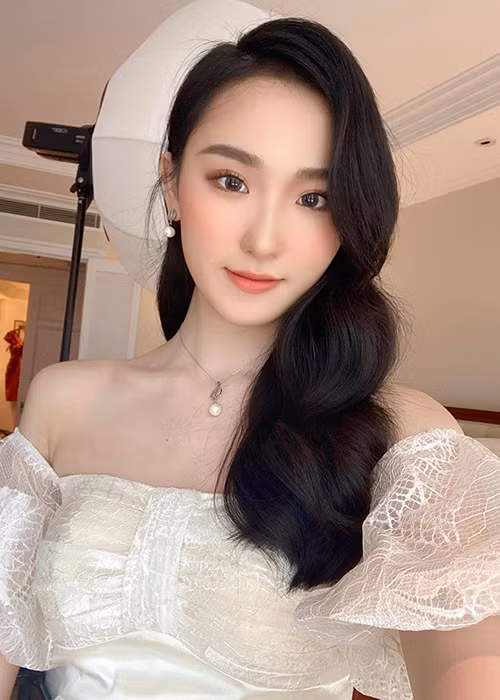 Cẩm Nhi được nhiều người kỳ vọng sẽ bứt phá ở Hoa hậu Việt Nam 2020. Mời quý độc giả xem video "Đỗ Mỹ Linh đăng quang Hoa hậu Việt Nam 2016". Nguồn VTC