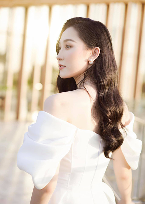 Cẩm Nhi sinh ra tại Đà Nẵng, có ông ngoại là người gốc Hoa.