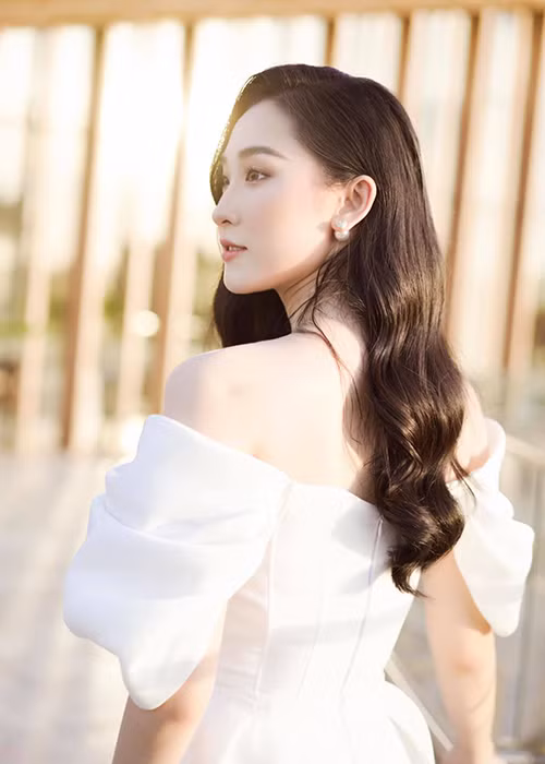 Cẩm Nhi sinh ra tại Đà Nẵng, có ông ngoại là người gốc Hoa.