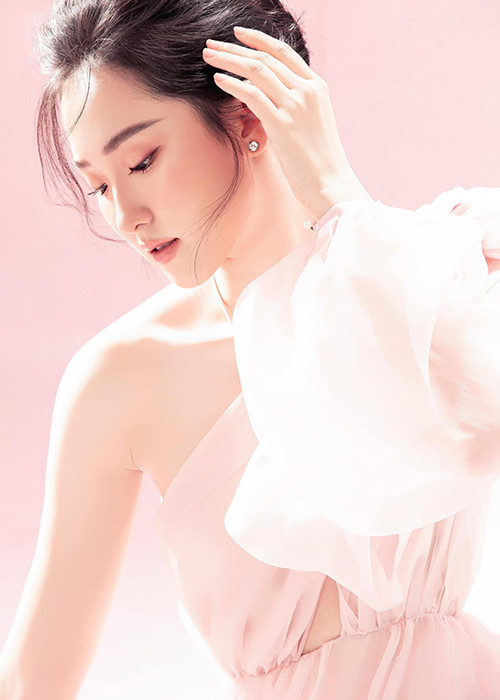 Cẩm Nhi hiện sở hữu số đo 3 vòng 80-60-98 cm, chiều cao 1m72.