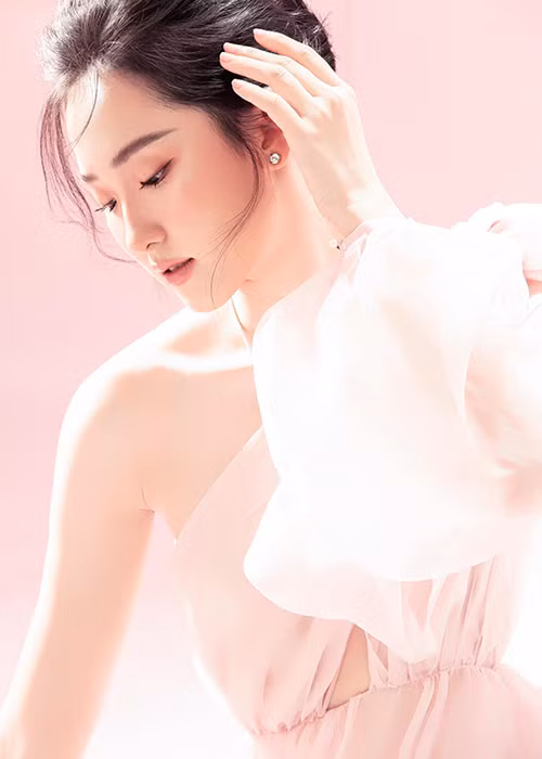 Cẩm Nhi hiện sở hữu số đo 3 vòng 80-60-98 cm, chiều cao 1m72.