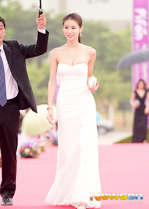 Oh In Hye từng gây ồn ào khi tuyên bố rằng ngực của cô tự nhiên 100% trước nghi vấn phẫu thuật thẩm mỹ vòng một. Ảnh: Newsen