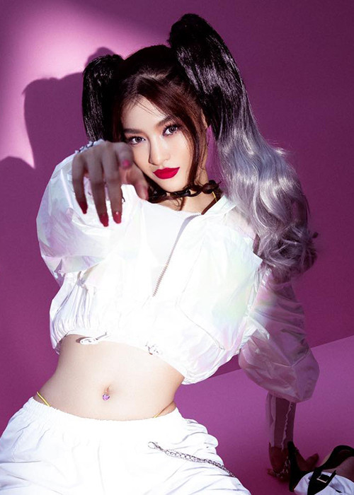 Nàng á hậu theo đuổi con đường ca hát sau khi thi nhan sắc quốc tế.