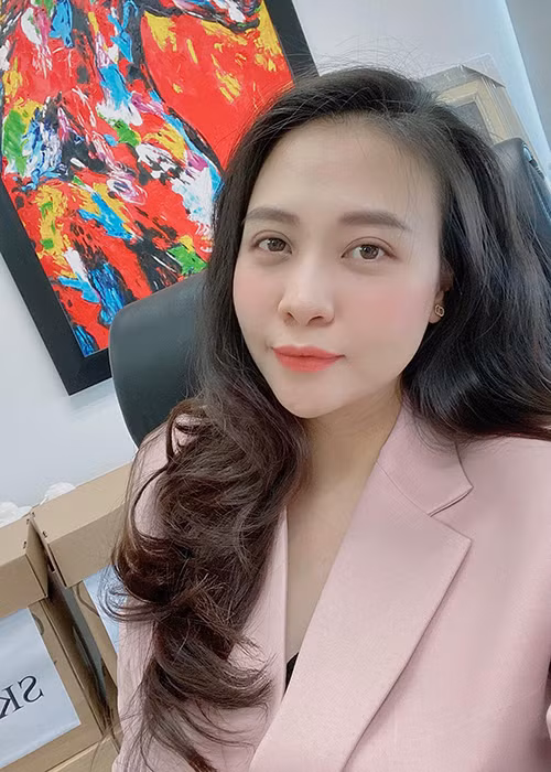 Dam Thu Trang di lam sau 1 thang sinh con gai