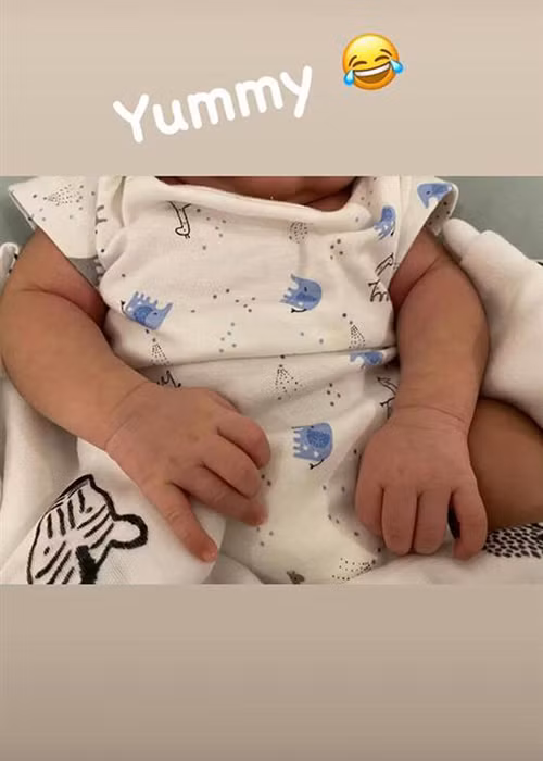 Trên trang cá nhân, nữ ca sĩ gốc Tày chăm khoe con gái nhỏ nhưng chưa để con lộ diện hoàn toàn.