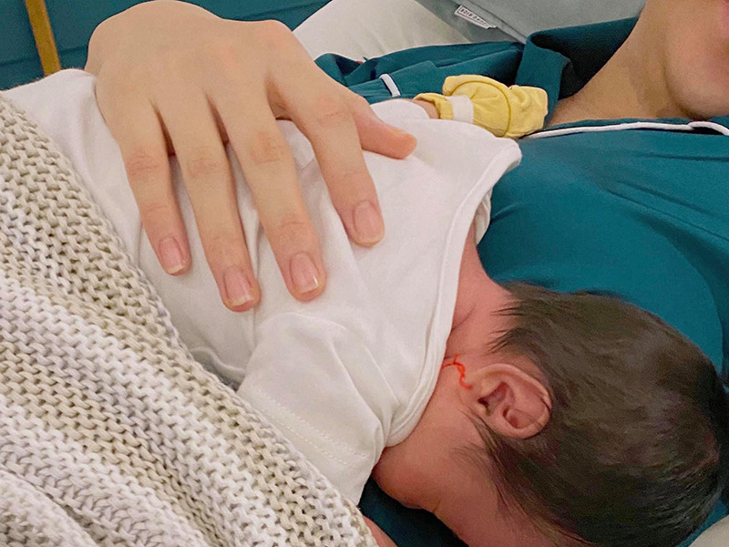 Nhiều khán giả đoán chắc gương mặt bé Suchin cũng bụ bẫm, đáng yêu.