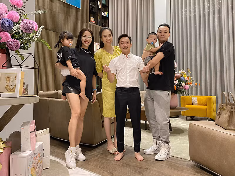 Đàm Thu Trang dường như lấy lại vóc dáng thon gọn sau một thời gian ngắn sinh con.