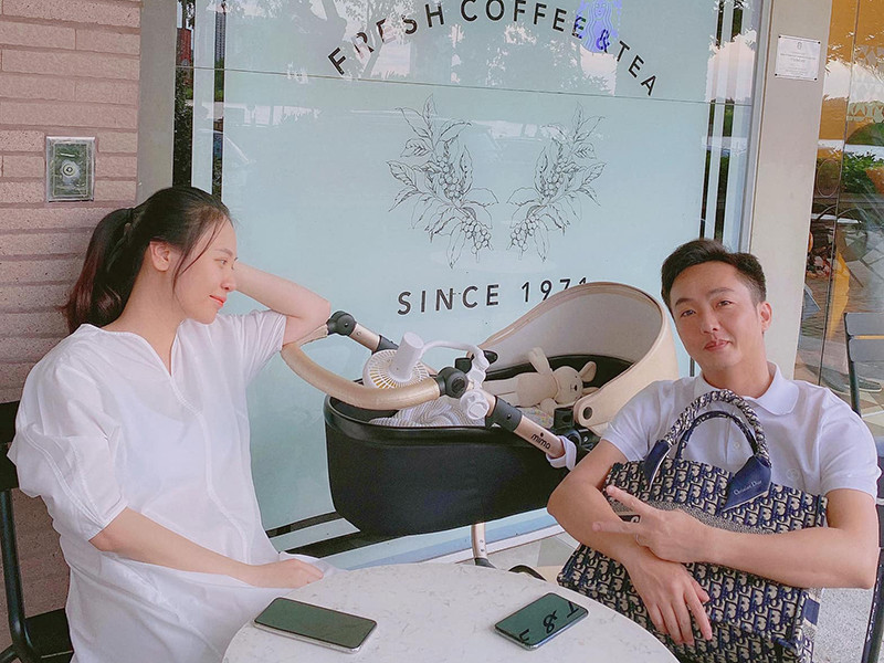 Khi con gái đầy tháng, Đàm Thu Trang cùng Cường Đô la đã đưa con đến quán cà phê mà hai người lần đầu tiên gặp gỡ.