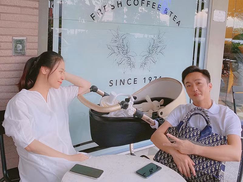 Khi con gái đầy tháng, Đàm Thu Trang cùng Cường Đô la đã đưa con đến quán cà phê mà hai người lần đầu tiên gặp gỡ.