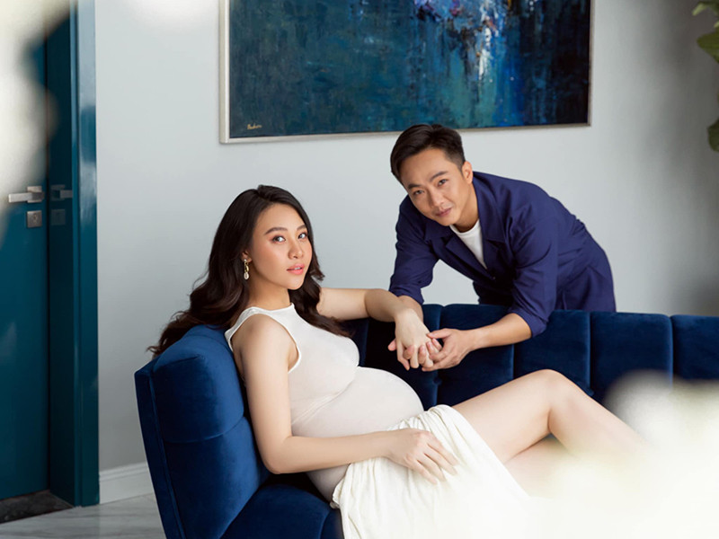 Cường Đô la dành cho Đàm Thu Trang những cử chỉ tình tứ trong bộ ảnh bầu bí. Ảnh: Vương Huy