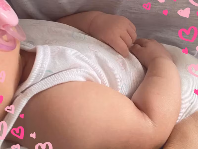 Vợ chồng Đàm Thu Trang được khen chăm con khéo khi bé Suchin có chân tay tròn lẳn.