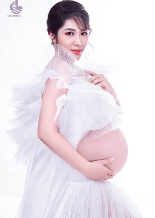 Thu Thảo mang bầu cặp quý tử. Người đẹp chia sẻ, cô tăng hơn 20 kg trong thời gian bầu bí.