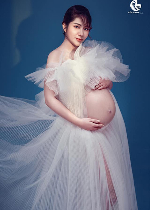 Nàng hoa hậu đến từ Cần Thơ khoe bụng bầu trong những tháng cuối thai kỳ.