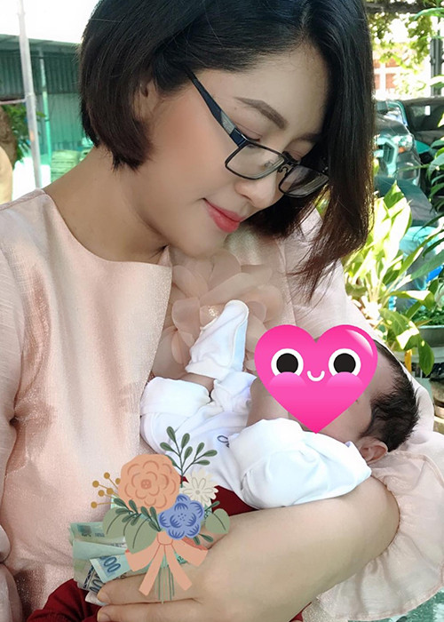 "Dép tổ ong mang trong nhà êm, mềm, mát, không trượt chân khi bế baby thì quá lý tưởng, vậy tại sao gọi là xuề xòa nhỉ? Mà mẹ bỉm xuề xòa tí thì mới gọi mẹ bỉm chứ, miễn các con ăn ngoan, ngủ ngoan là vui lắm rồi!", Thu Thảo chia sẻ.