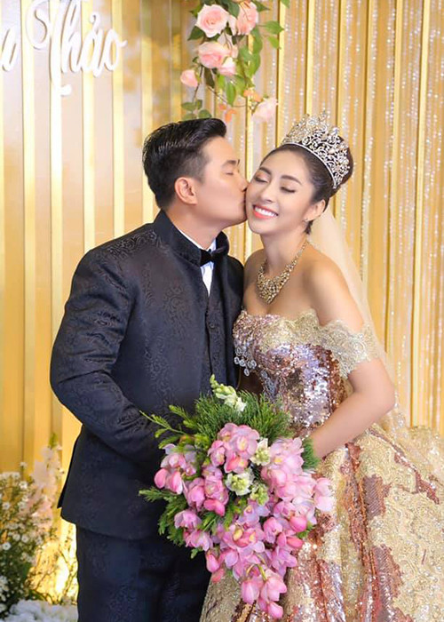 Ông xã của Đặng Thu Thảo là doanh nhân Phúc Thành. Anh và nàng hoa hậu hẹn hò 3 năm mới quyết định tiến tới hôn nhân.