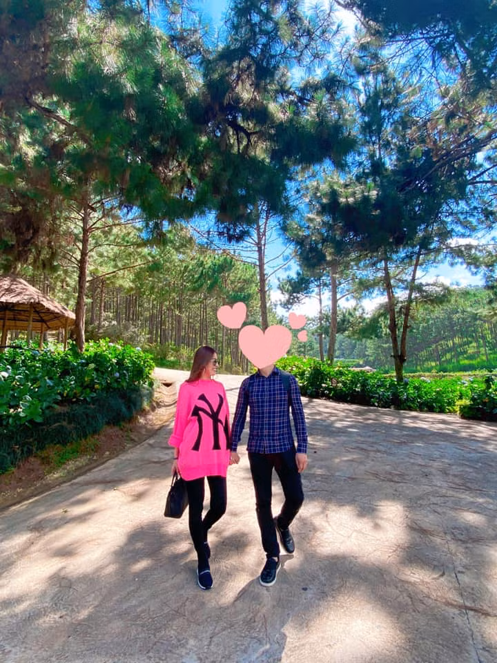 Tháng 8 vừa qua, Quế Vân và người yêu có chuyến du lịch hâm nóng tình yêu tại Đà Lạt. Tuy nhiên, cô khéo léo dùng góc máy hay icon che chắn gương mặt người tình.